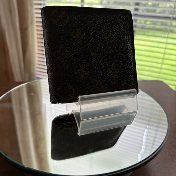 Louis Vuitton Men’s Bifold Monogram Wallet - Picture 16 of 16